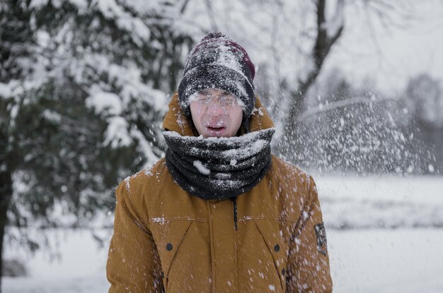 Un adolescente de pie al aire libre durante el invierno