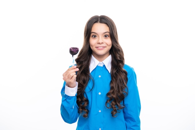 Adolescente con piruleta de caramelo niño feliz 12 13 14 años comiendo caramelos dulces de piruleta de azúcar grande