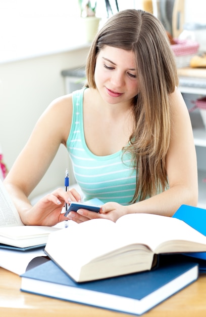 Adolescente que trabaja con la calculadora