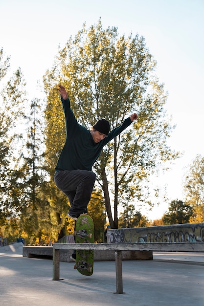 Foto adolescente rebelde de tiro completo en patineta