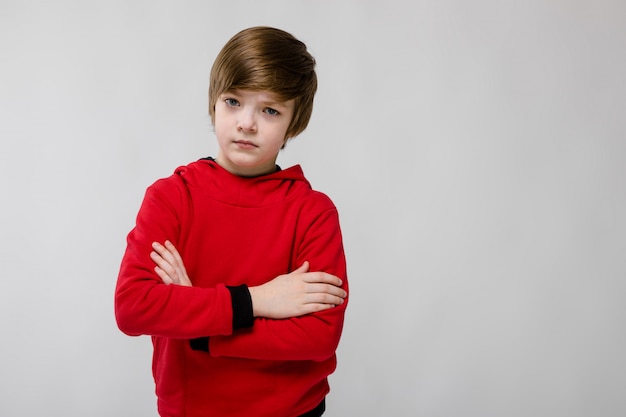 Adolescente en ropa de moda.