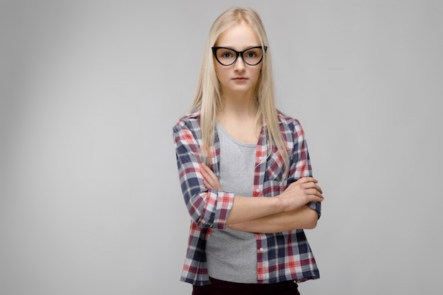 Adolescente en ropa de moda