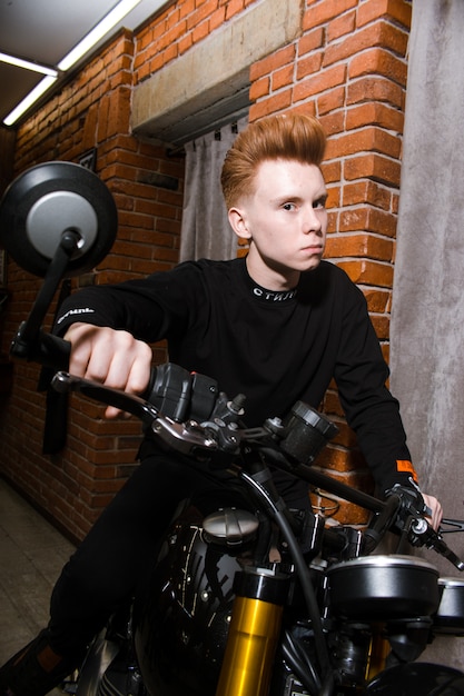 Adolescente ruiva na moto, cabeleireiro de cortes de cabelo na barbearia