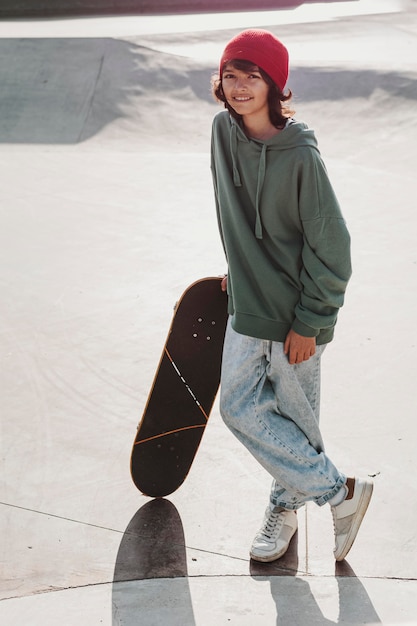 Adolescente se divertindo andando de skate no parque