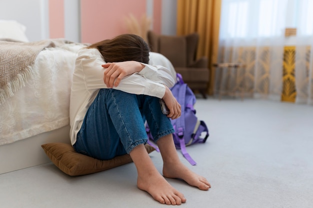 Foto adolescente sendo vítima de cyberbullying