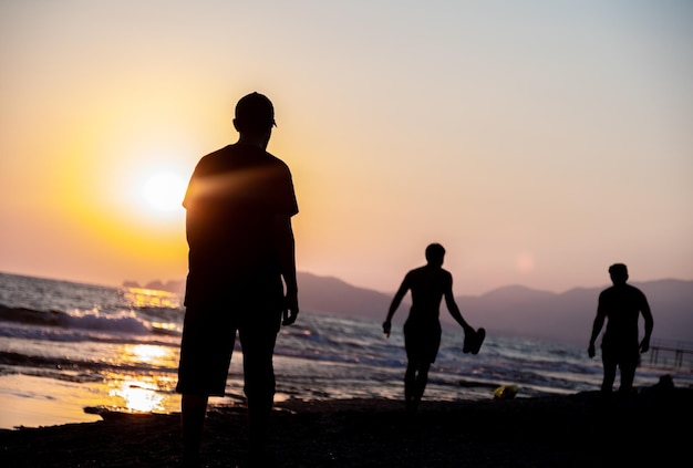 Adolescente solitário na praia sem amigos