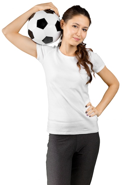 Adolescente sonriente hermosa con el balón de fútbol