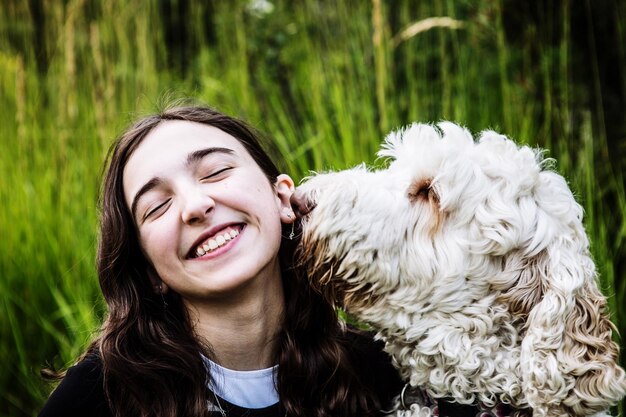 Una adolescente sonriente con un perro