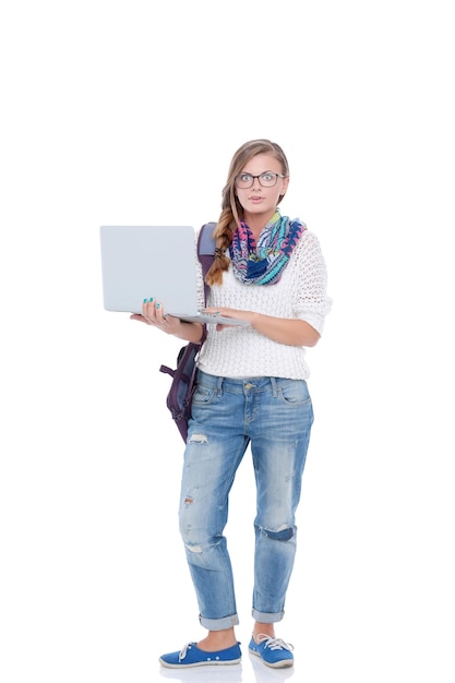 Adolescente sorridente com laptop em fundo branco Estudante