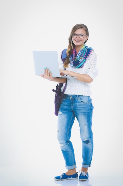 Adolescente sorridente com laptop em fundo branco Estudante