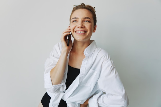 Adolescente sorrindo e rindo falando na chamada de vídeo do telefone conversando online