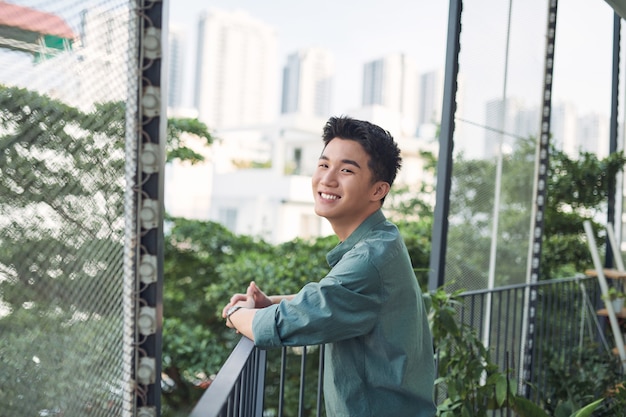 Adolescente sorrindo no terraço