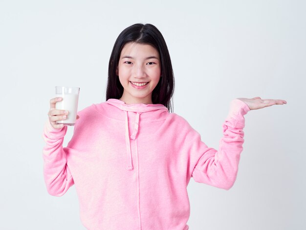 Adolescente sosteniendo un vaso de leche.