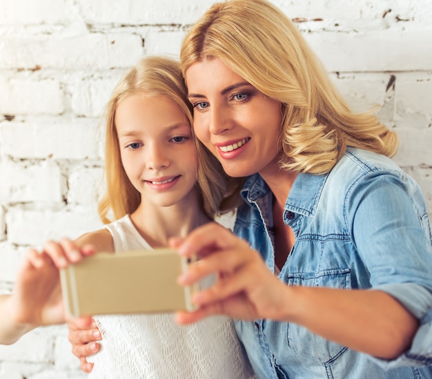 Adolescente y su madre están haciendo selfie.