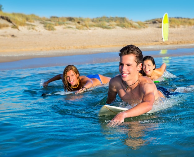 Adolescente, surfista, meninos meninas, natação, ove, surfboard