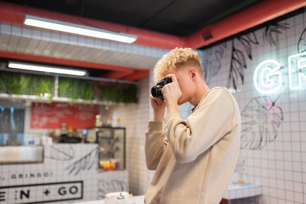 Foto adolescente de tiro medio tomando fotos