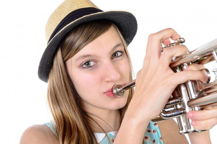 Foto adolescente toca la trompeta