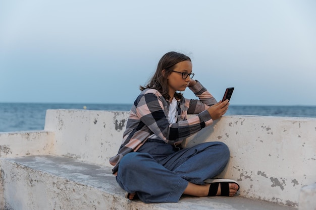 Adolescente toma un selfie en la playa