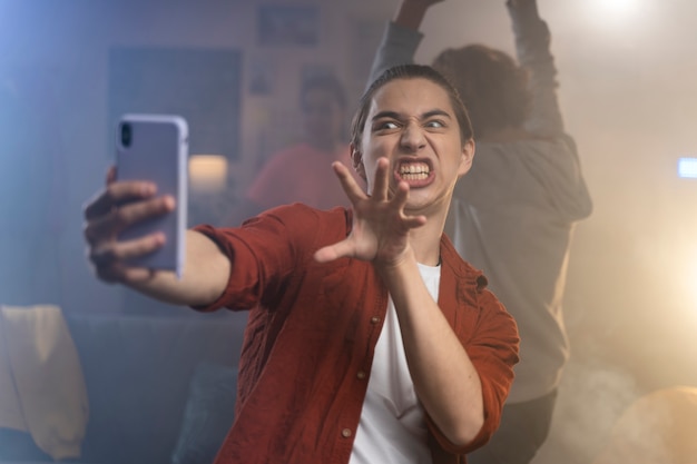 Adolescente tomando selfie em casa durante a festa