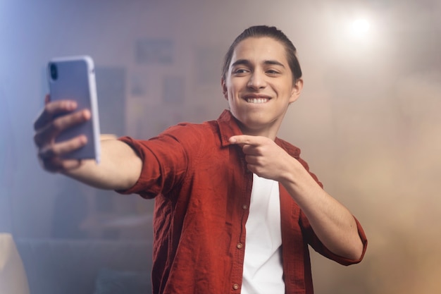 Adolescente tomando selfie mientras está en una fiesta en casa