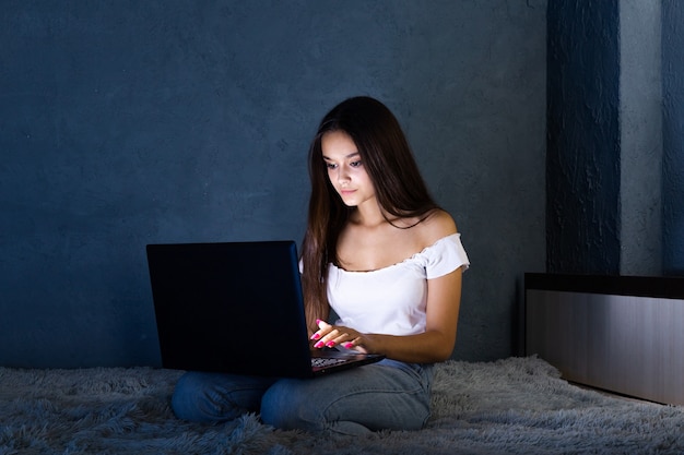 Adolescente triste y femenina con tablet PC y portátil que sufren acoso cibernético un