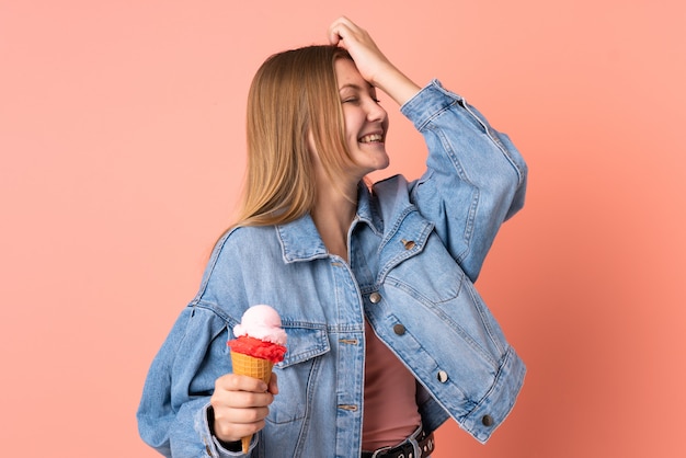 Adolescente ucraniana con un helado de cucurucho aislado en el espacio rosa se ha dado cuenta de algo y tiene la intención de la solución