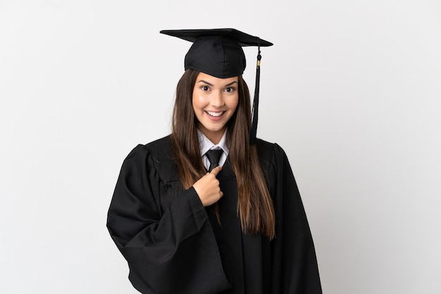 Adolescente universitário brasileiro com fundo branco isolado e expressão facial surpresa