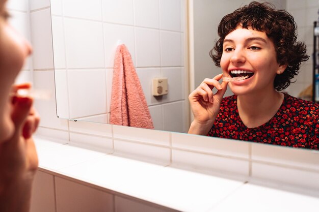 Foto adolescente usa um treinador de silicone ortodôntico. alinhador invisível de bráquetes.