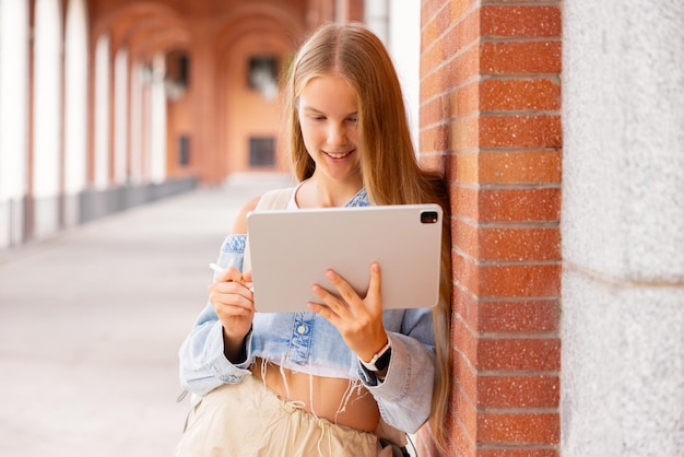 Adolescente usando computador tablet