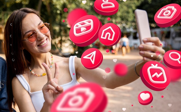 Adolescente usando dispositivo de smartphone com composição de símbolos de mídia social