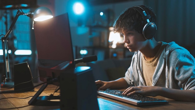 Adolescente usando fones de ouvido e jogando videogame online