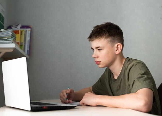 Foto adolescente usando laptop para estudar conceito de educação on-line