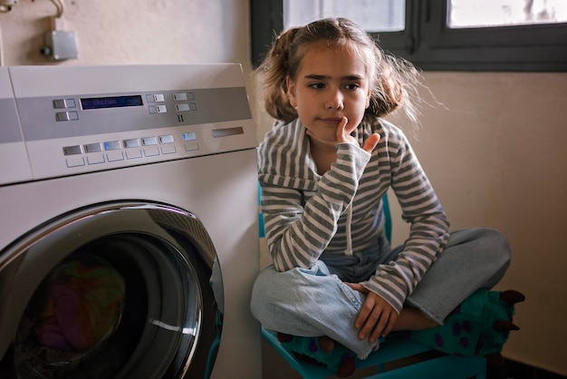 Adolescente usando lavanderia comum para economizar recursos e dinheiro, sustentabilidade e cuidado com o meio ambiente