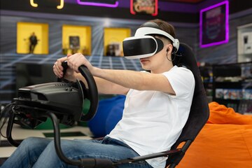 Adolescente Em óculos De Realidade Virtual Com Joystick Jogando Um Jogo De  Sobrevivência Na Selva De Tons Do Futuro Foto de Stock - Imagem de  capacete, inglês: 279735812