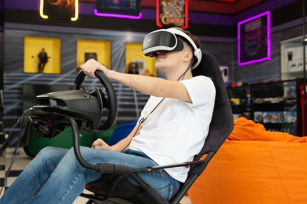 Adolescente usando óculos de realidade virtual que segura o volante e joga um computador