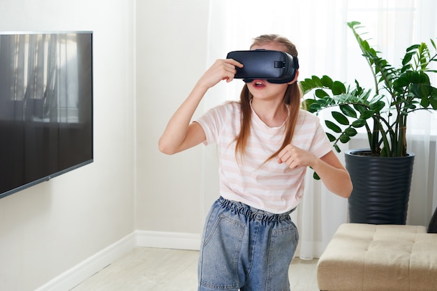 Adolescente usando realidade virtual óculos óculos de proteção e jogando, caixa de vr.