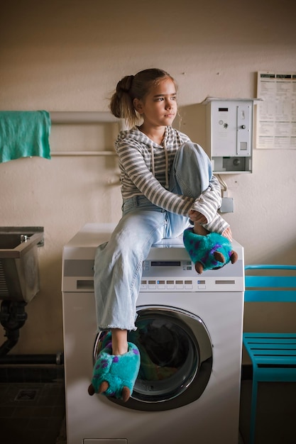 Adolescente usando ropa común para ahorrar recursos y dinero sostenibilidad y cuidado del medio ambiente