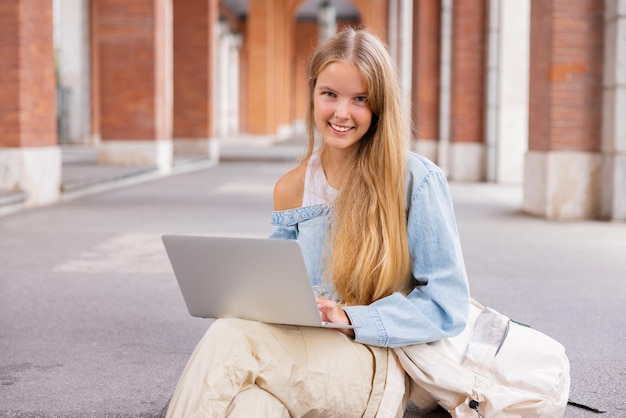 Foto adolescente usando um computador portátil