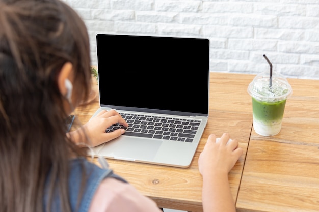 Adolescente usar laptop no café.