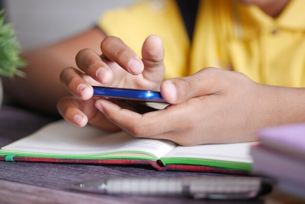 adolescente, utilizar, teléfono inteligente, blanco, sentado