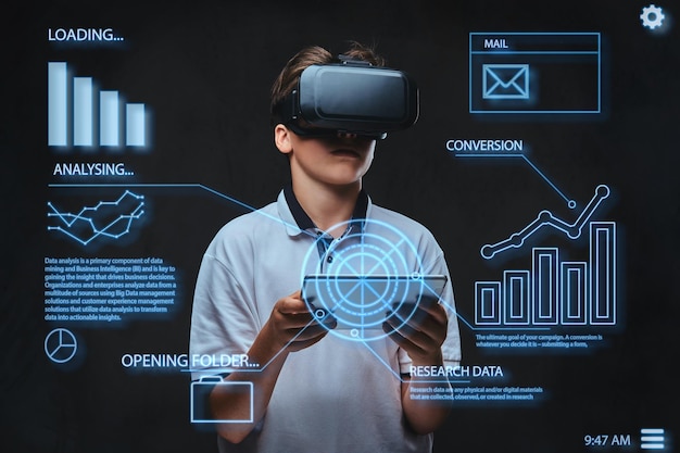 Adolescente vestido com uma camiseta branca usando óculos de realidade virtual com gráficos, números, linhas. conceito de tecnologia.