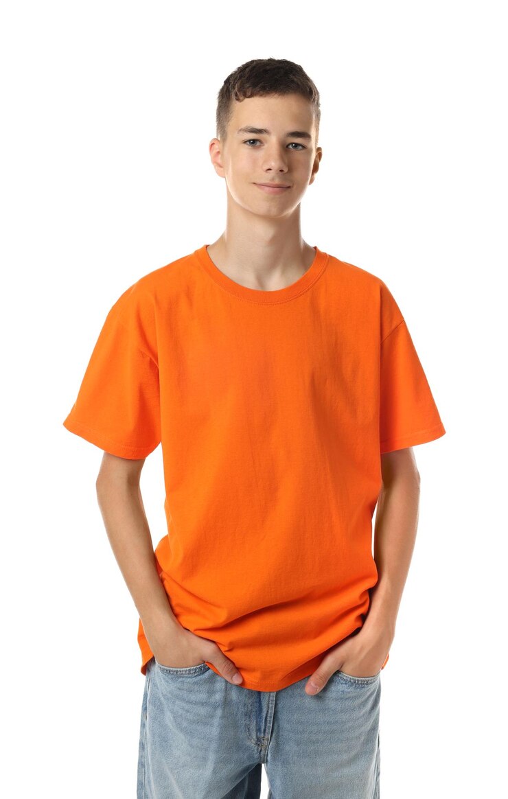 Foto adolescente vestindo uma camiseta laranja em fundo branco