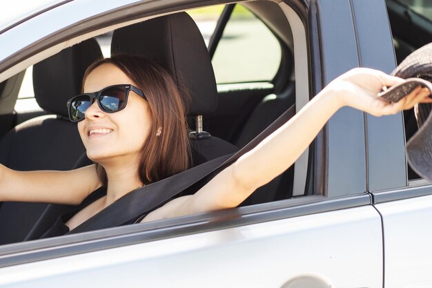 Adolescente viagem de carro de verão e boas férias com amigas motorista de óculos de sol viaja em um carro alugado