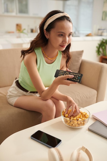 Adolescente viendo comedia romántica