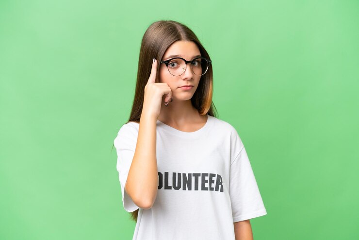 Foto adolescente voluntaria chica caucásica sobre antecedentes aislados pensando en una idea