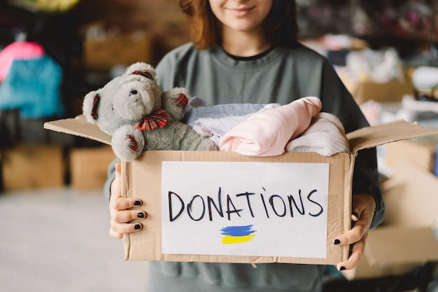 Una adolescente voluntaria preparando cajas de donación para las personas necesitadas en Ucrania