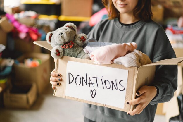 Una adolescente voluntaria preparando cajas de donaciones para la gente