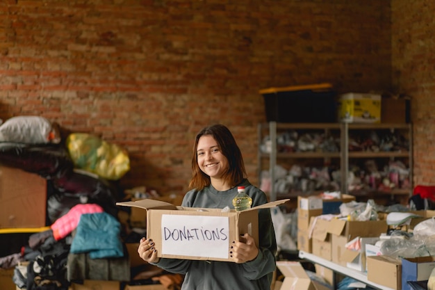 Foto adolescente voluntário preparando caixas de doação para pessoas