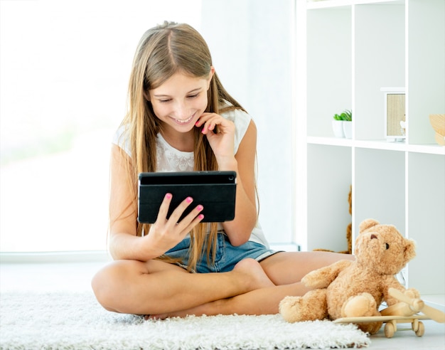 Adolescente, waching vídeo engraçado no tablet