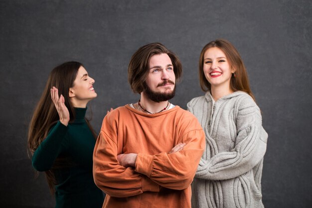 Adolescentes alegres divirtiéndose concepto de felicidad tiro interior en el fondo gris